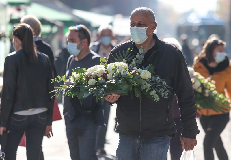 Uoči blagdana Svih svetih građani obilaze grobove najmilijih