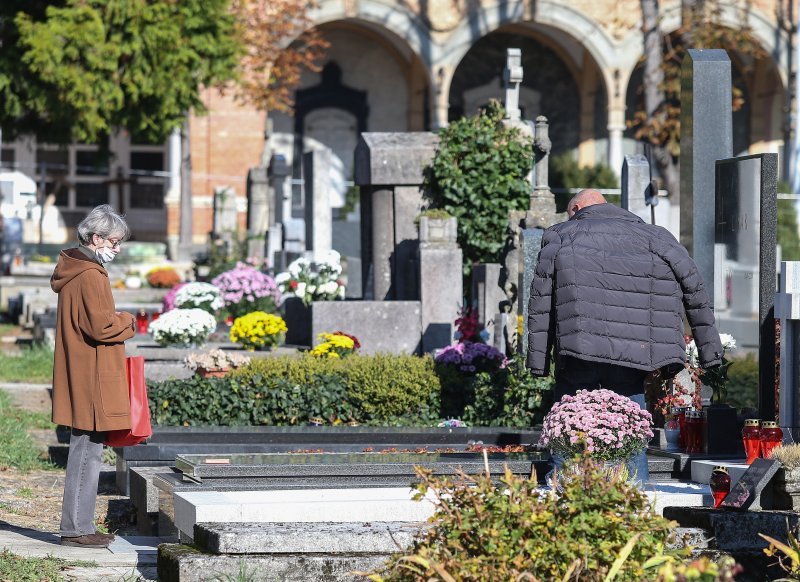 Uoči blagdana Svih svetih građani obilaze grobove najmilijih