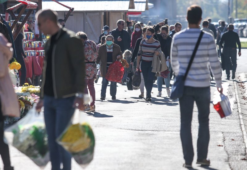 Uoči blagdana Svih svetih građani obilaze grobove najmilijih