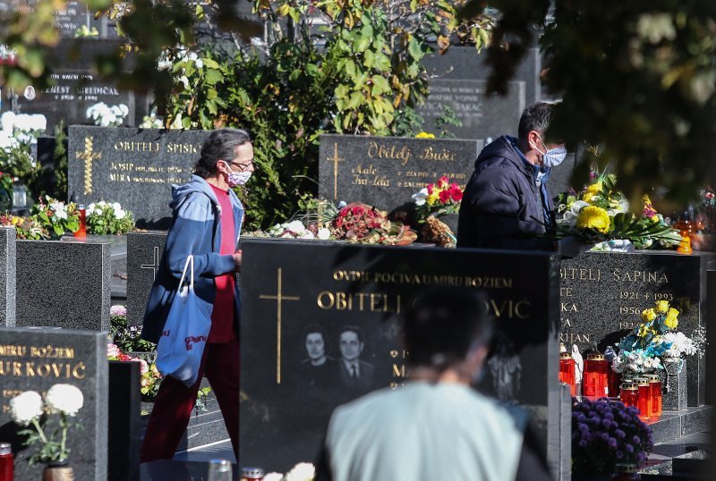 Uoči blagdana Svih svetih građani obilaze grobove najmilijih