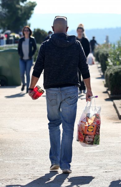 Uoči blagdana Svih svetih građani obilaze grobove najmilijih