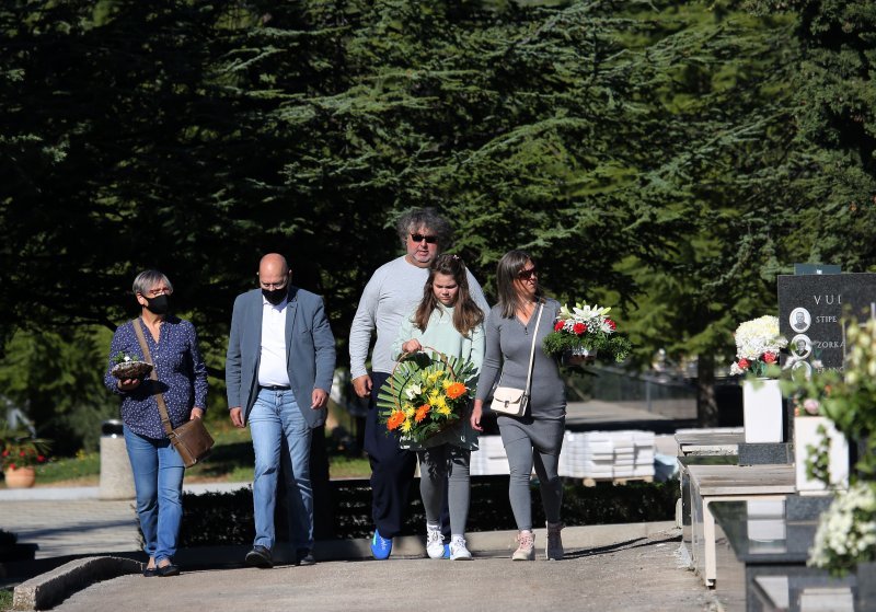 Uoči blagdana Svih svetih građani obilaze grobove najmilijih