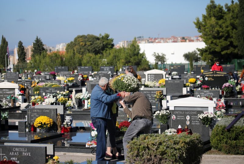 Uoči blagdana Svih svetih građani obilaze grobove najmilijih