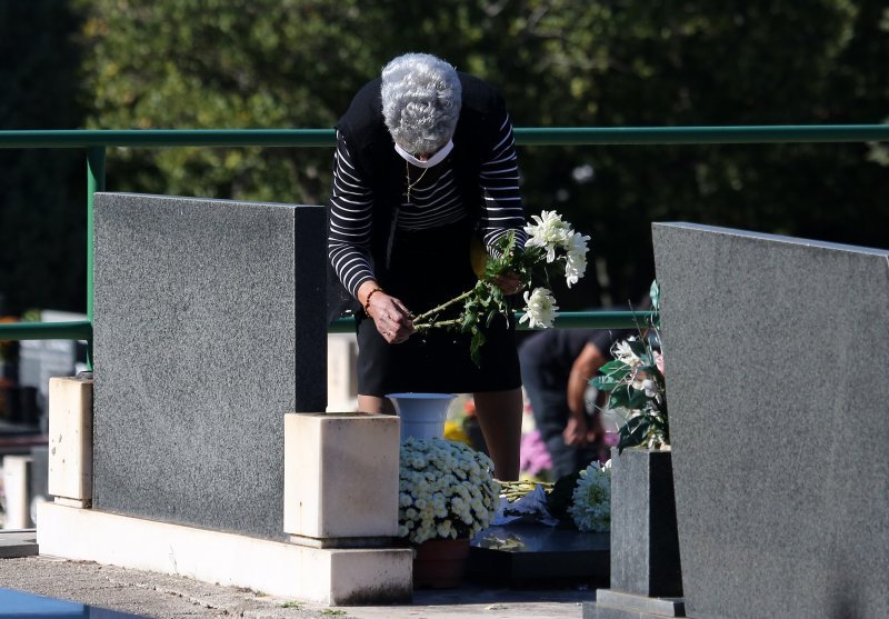 Uoči blagdana Svih svetih građani obilaze grobove najmilijih