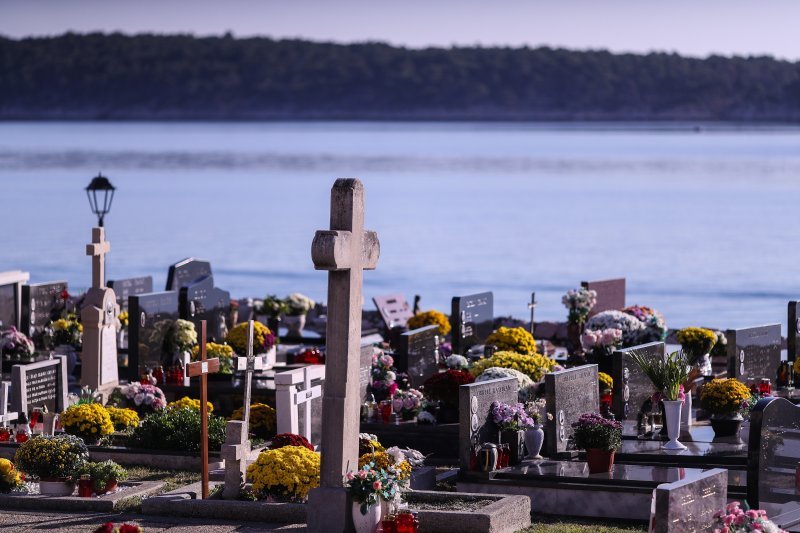 Uoči blagdana Svih svetih građani obilaze grobove najmilijih