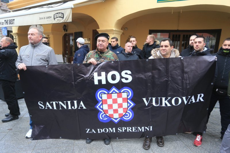 Pripadnici HOS-a sa svojim obilježjima u Vukovaru