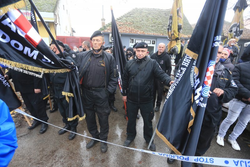 Pripadnici HOS-a sa svojim obilježjima u Vukovaru