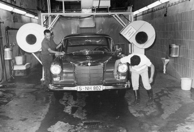 Mercedes-Benz 190 D 'repaš' (W 110) u automatskoj praonici, ručna obrada prije napuštanja autopraonice (1965.)