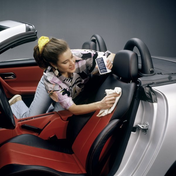 Mercedes-Benz SLK iz serije 170. Njega kožnih sjedala s proizvodima za njegu kože Mercedes-Benz (1996.)
