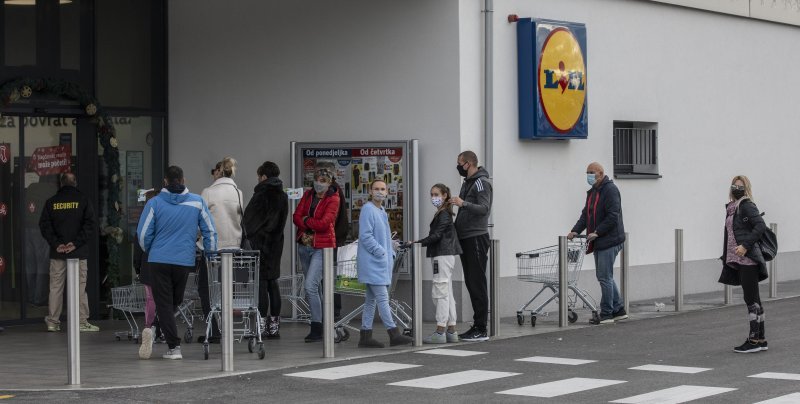 Gužva pred trgovinom u splitskom naselju Sirobuja