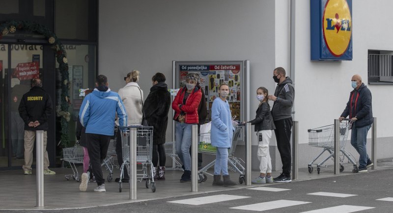 Gužva pred trgovinom u splitskom naselju Sirobuja