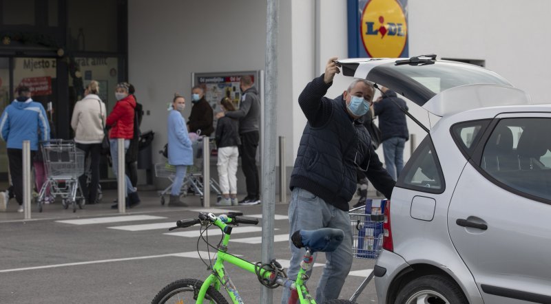 Gužva pred trgovinom u splitskom naselju Sirobuja