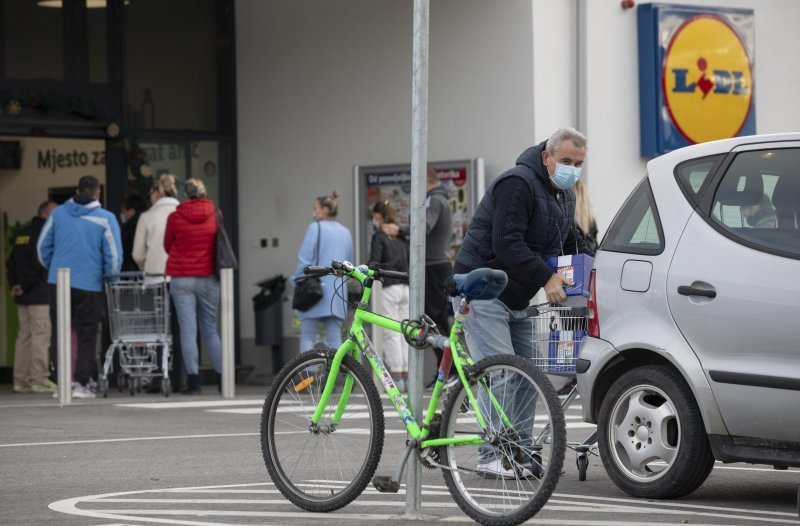 Gužva pred trgovinom u splitskom naselju Sirobuja