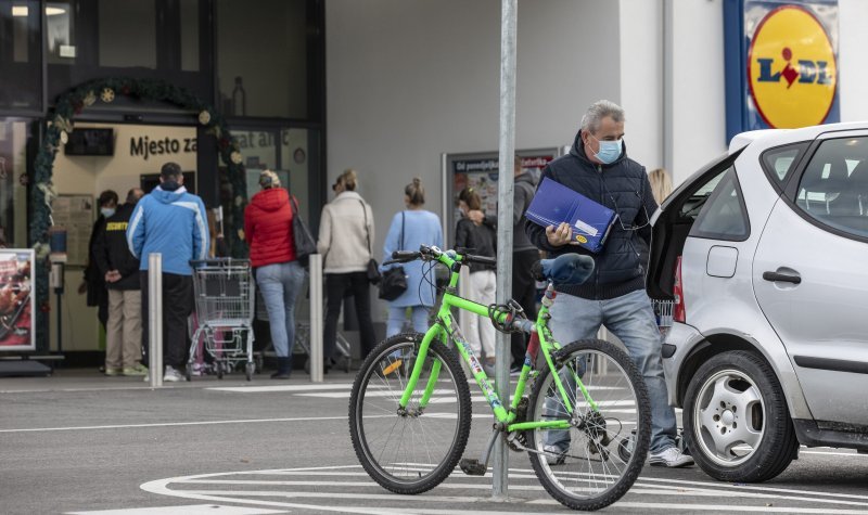 Gužva pred trgovinom u splitskom naselju Sirobuja