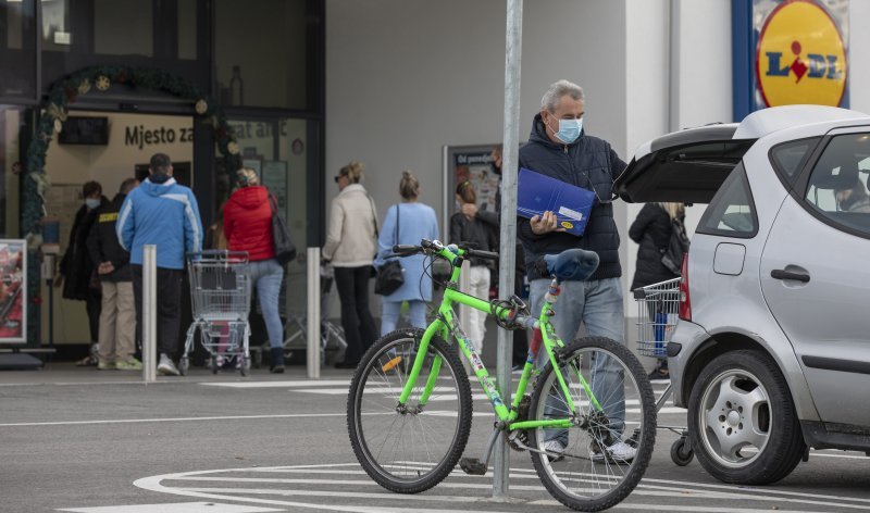 Gužva pred trgovinom u splitskom naselju Sirobuja