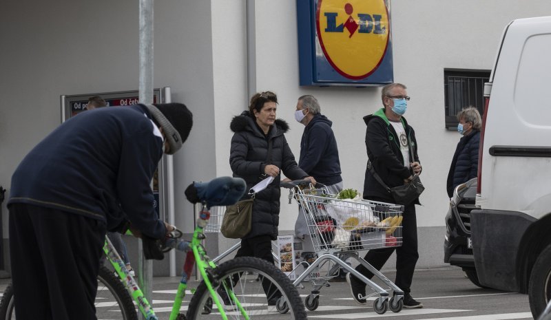 Gužva pred trgovinom u splitskom naselju Sirobuja