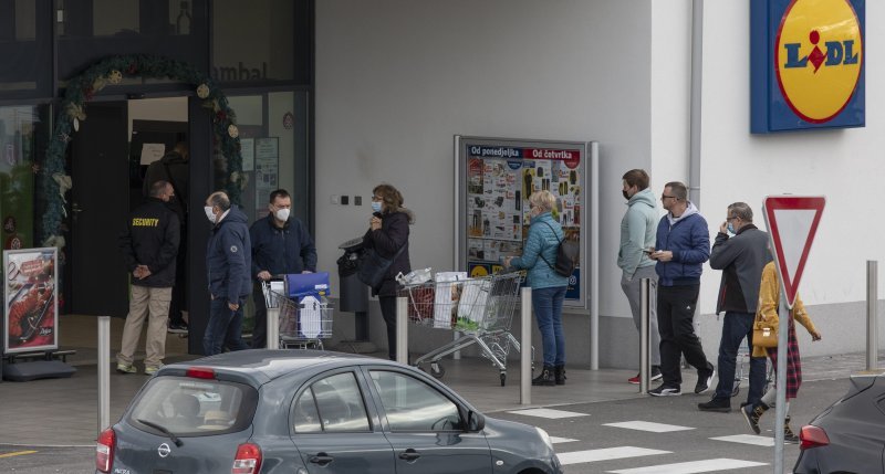 Gužva pred trgovinom u splitskom naselju Sirobuja