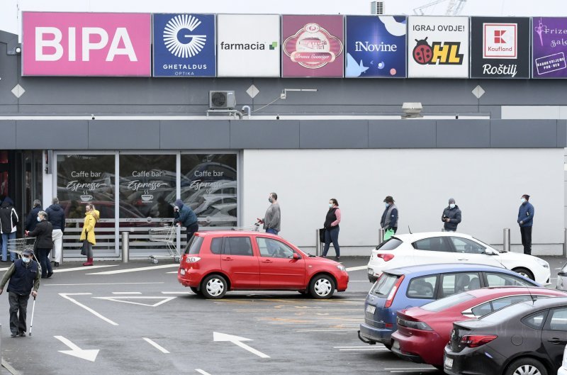 Gužva ispred trgovačkog centra u Sisku