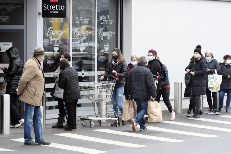 Gužva ispred trgovačkog centra u Sisku