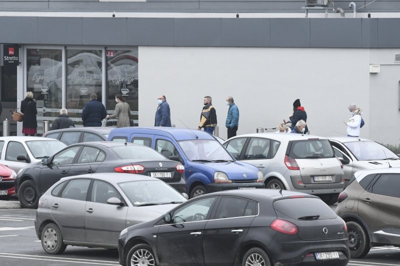 Gužva ispred trgovačkog centra u Sisku