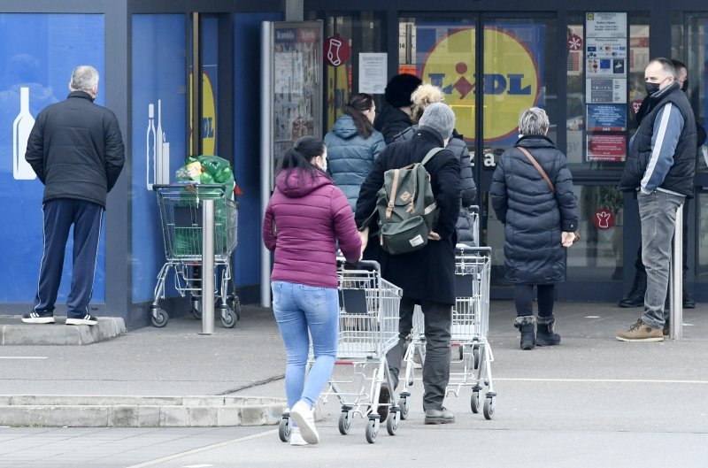 Gužva ispred trgovačkog centra u Sisku