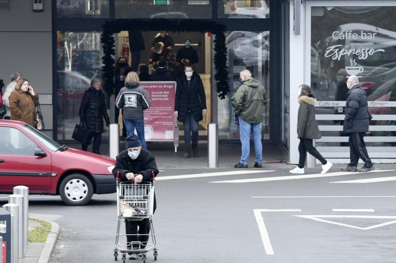 Gužva ispred trgovačkog centra u Sisku