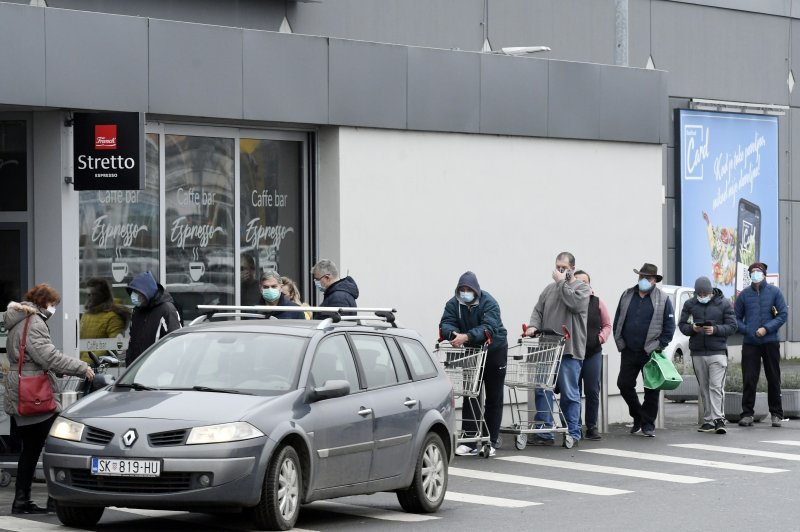 Gužva ispred trgovačkog centra u Sisku