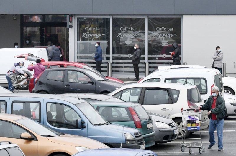 Gužva ispred trgovačkog centra u Sisku