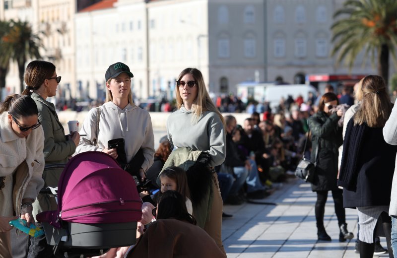 Gužva na splitskoj rivi u jeku epidemije koronavirusa