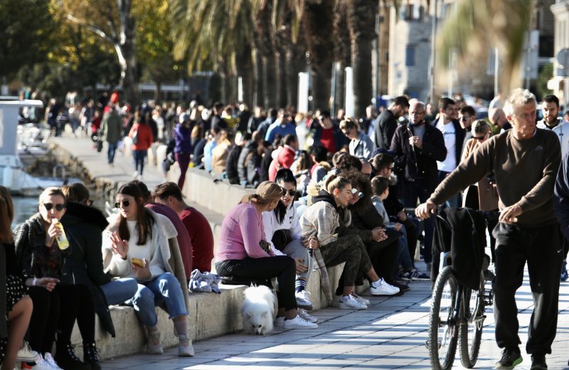 Gužva na splitskoj rivi u jeku epidemije koronavirusa