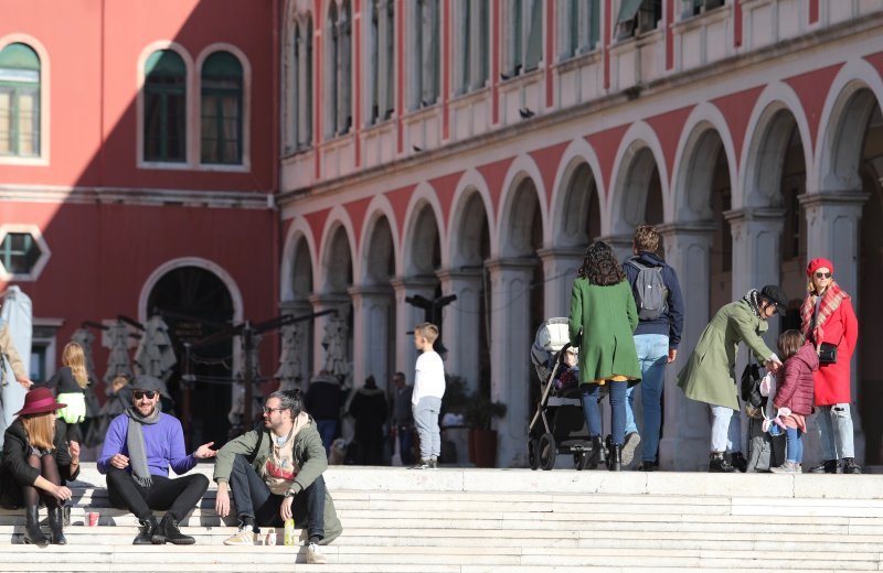 Gužva na splitskoj rivi u jeku epidemije koronavirusa