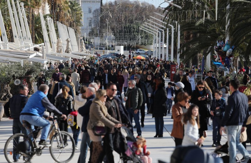 Gužva na splitskoj rivi u jeku epidemije koronavirusa