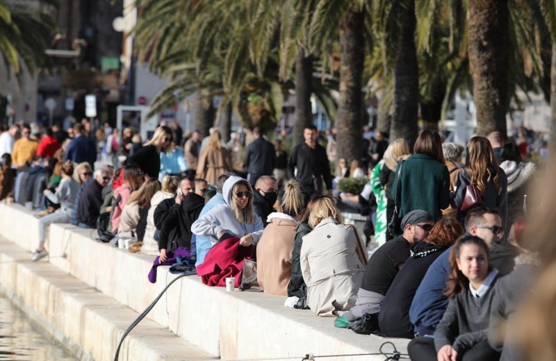 Gužva na splitskoj rivi u jeku epidemije koronavirusa