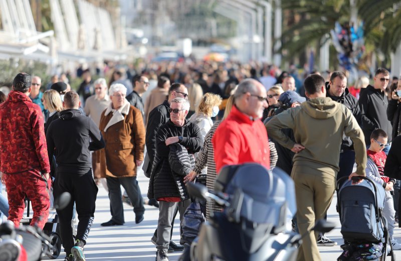 Gužva na splitskoj rivi u jeku epidemije koronavirusa