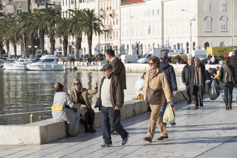 Sunce privuklo građane Splita na rivu