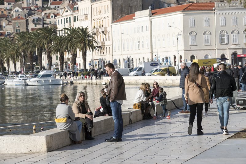 Sunce privuklo građane Splita na rivu