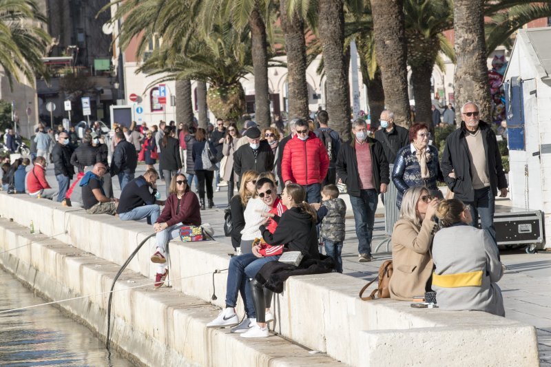 Sunce privuklo građane Splita na rivu