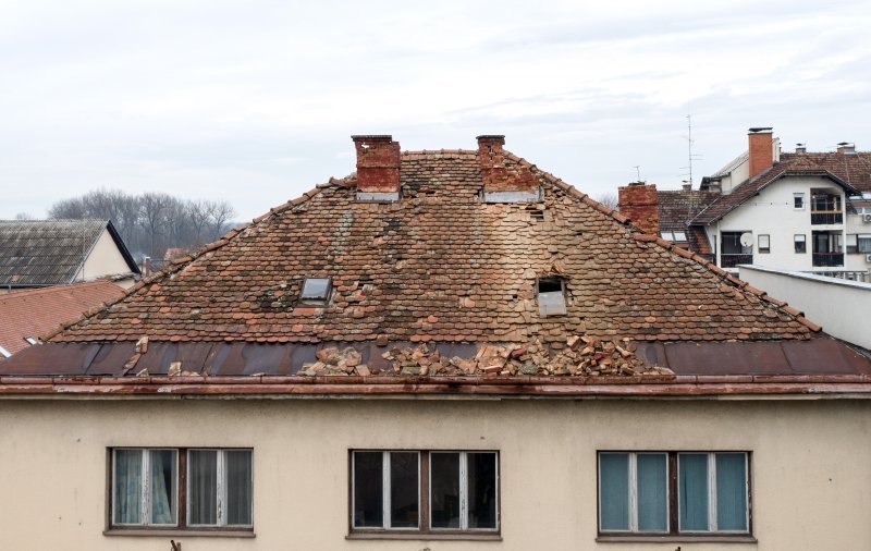 Petrinja: Pogled iz zraka na krovove zgrada i kuća oštećenih u potresu