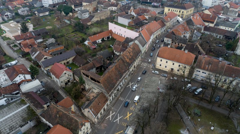 Petrinja: Pogled iz zraka na krovove zgrada i kuća oštećenih u potresu