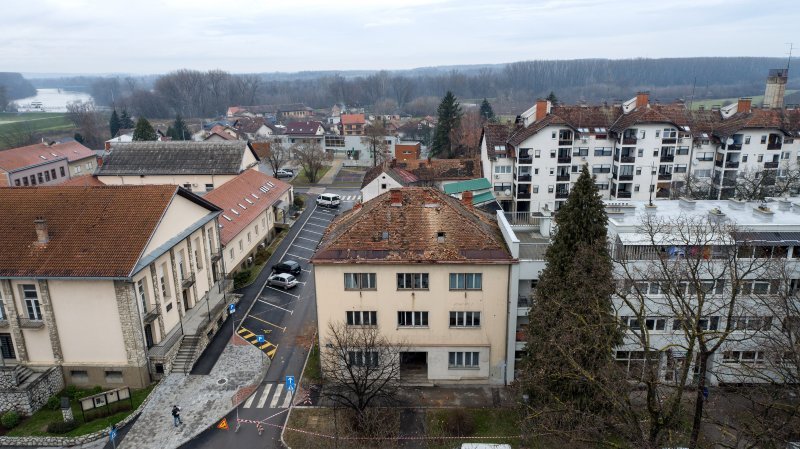 Petrinja: Pogled iz zraka na krovove zgrada i kuća oštećenih u potresu