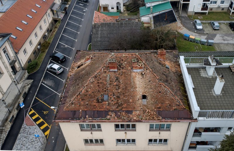 Petrinja: Pogled iz zraka na krovove zgrada i kuća oštećenih u potresu