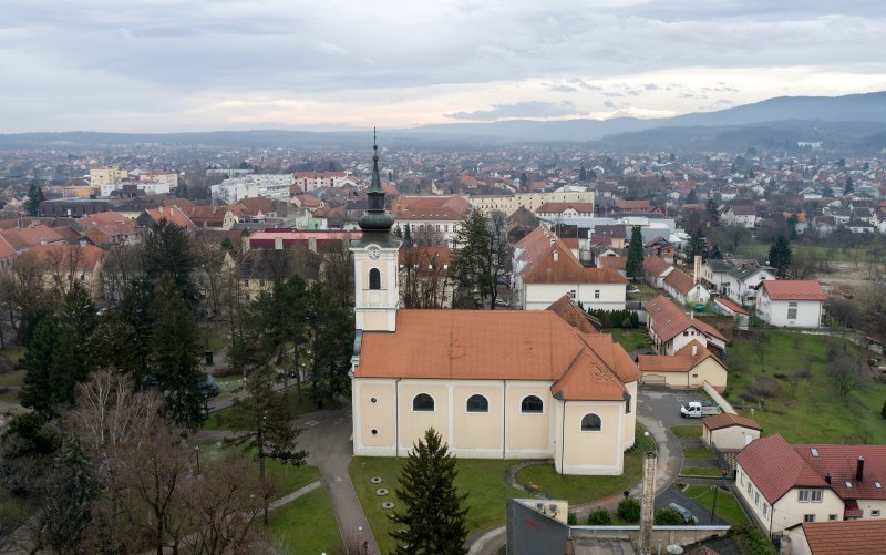 Petrinja: Pogled iz zraka na krovove zgrada i kuća oštećenih u potresu