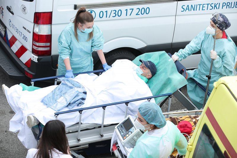 Osoblje i pacijenti bolnice na Svetom duhu nakon potresa izašli ispred bolnice