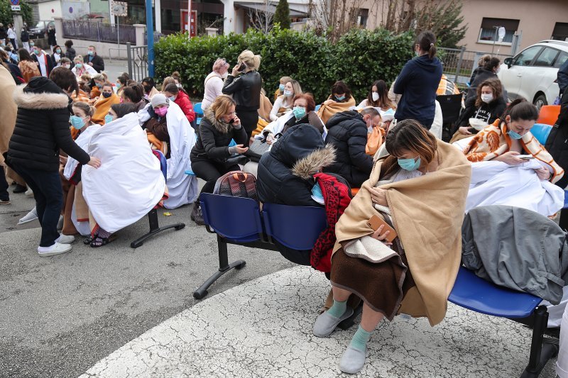 Osoblje i pacijenti bolnice na Svetom duhu nakon potresa izašli ispred bolnice