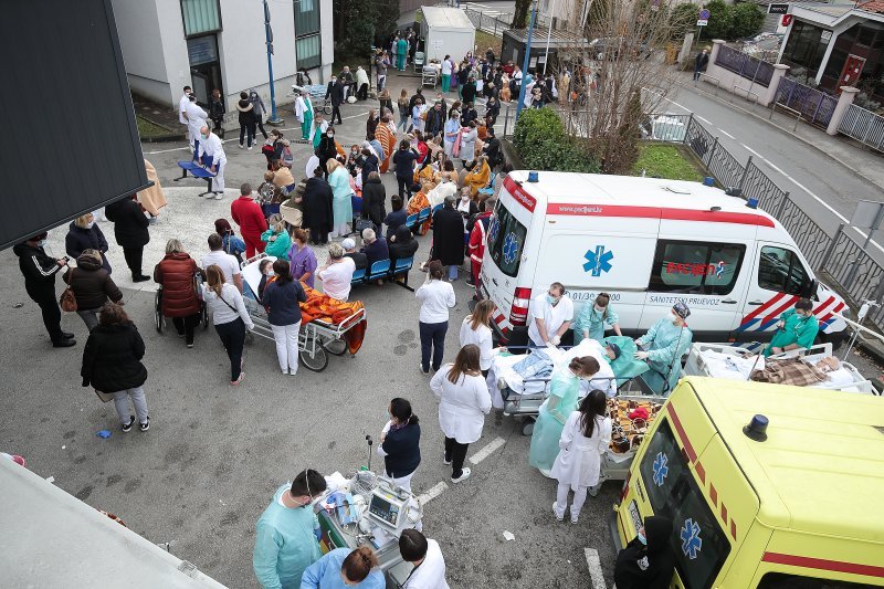 Osoblje i pacijenti bolnice na Svetom duhu nakon potresa izašli ispred bolnice