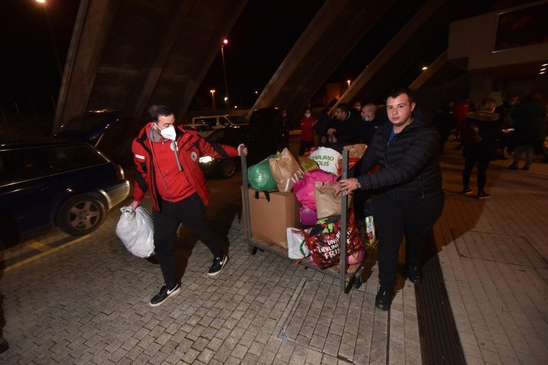 Prikupljanje pomoći za Petrinju ispred dvorane Krešimira Ćosića na Višnjiku