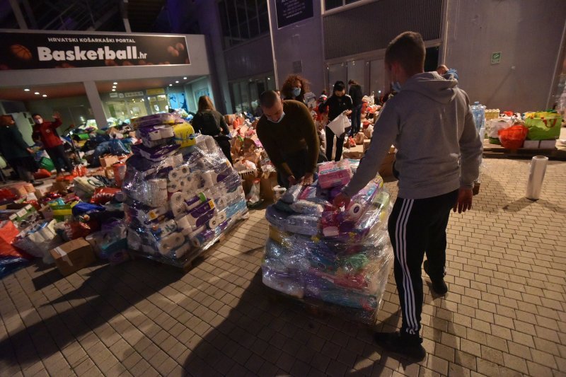 Prikupljanje pomoći za Petrinju ispred dvorane Krešimira Ćosića na Višnjiku