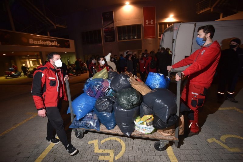 Prikupljanje pomoći za Petrinju ispred dvorane Krešimira Ćosića na Višnjiku