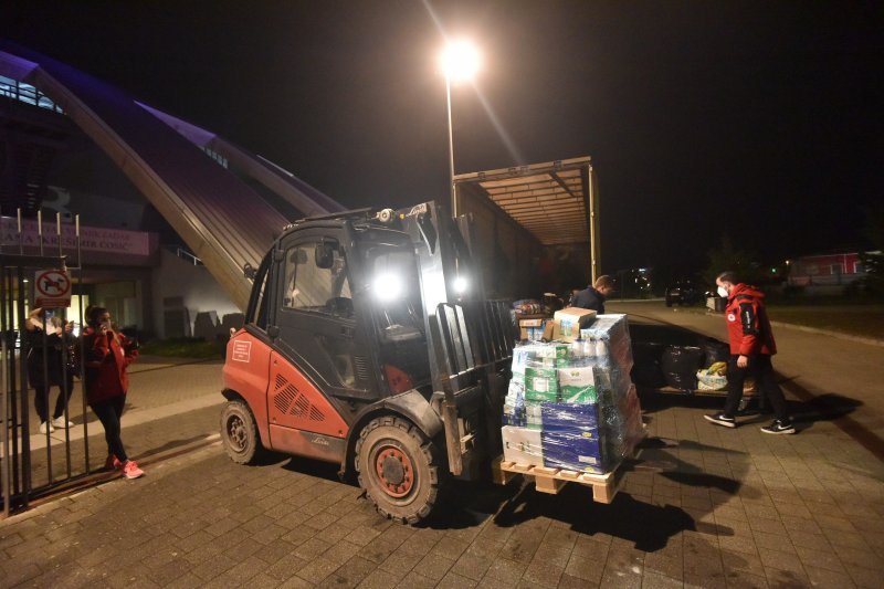 Prikupljanje pomoći za Petrinju ispred dvorane Krešimira Ćosića na Višnjiku