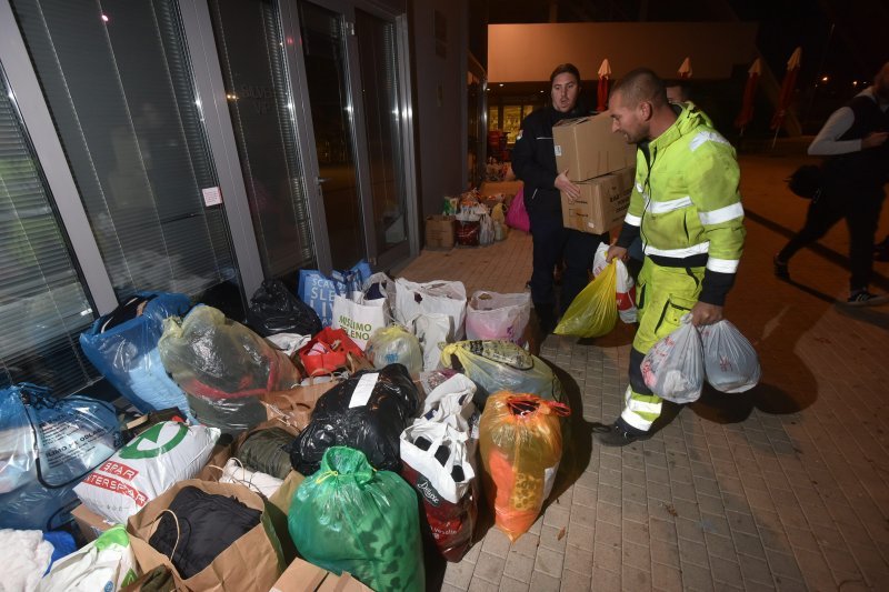 Prikupljanje pomoći za Petrinju ispred dvorane Krešimira Ćosića na Višnjiku